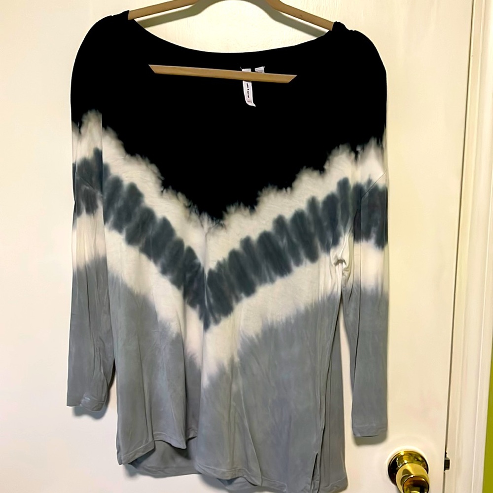 Cable and Gauge black and grey tie dyed 3/4 length top in a size medium.